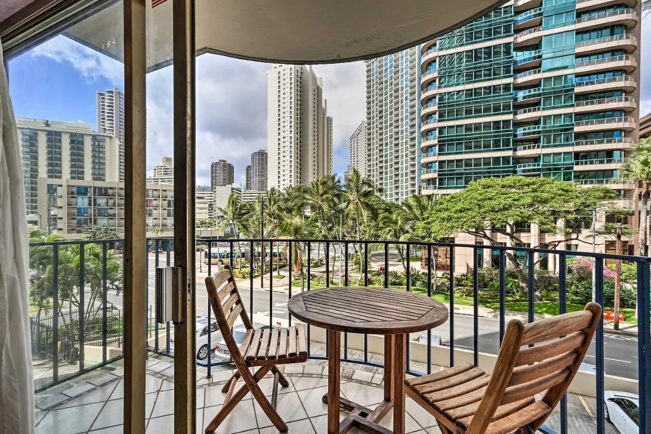 Waikiki Condo Walk To Beach, Shops And Restaurants Honolulu